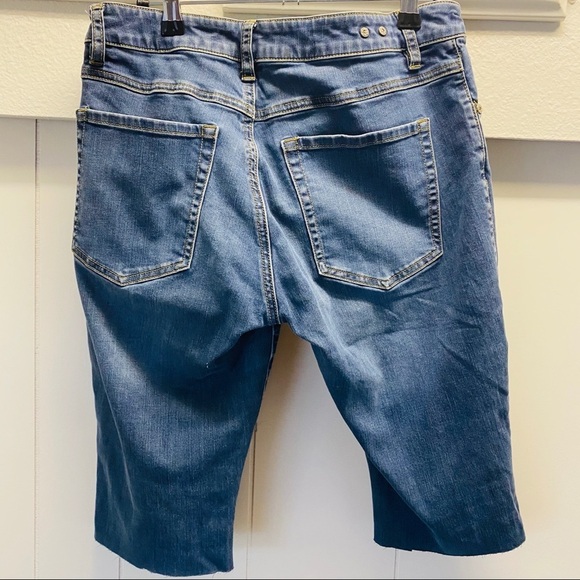 Cabi Cut Off Jean Shorts Size 6 - Picture 5 of 6